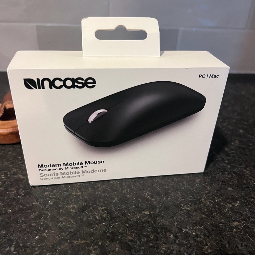 Incase - Modern Mobile Mouse Designed by Microsoft - Wireless - Black